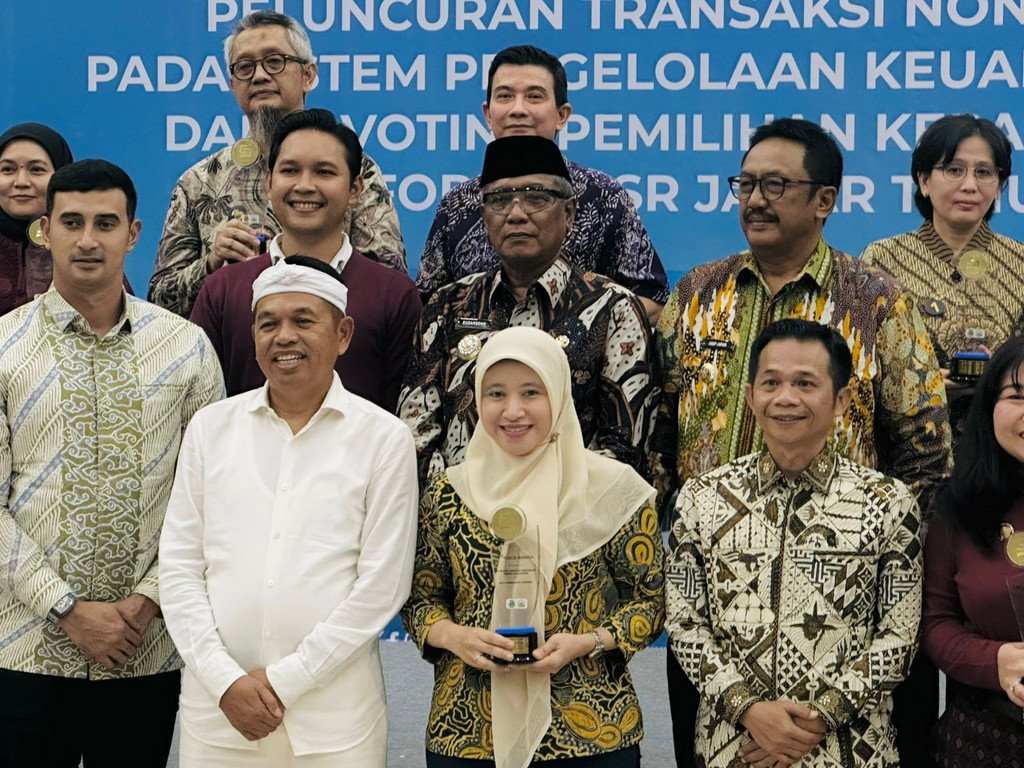 Solusi Bangun Indonesia Pabrik Narogong Raih Penghargaan Keberlanjutan dari Gubernur Jawa Barat