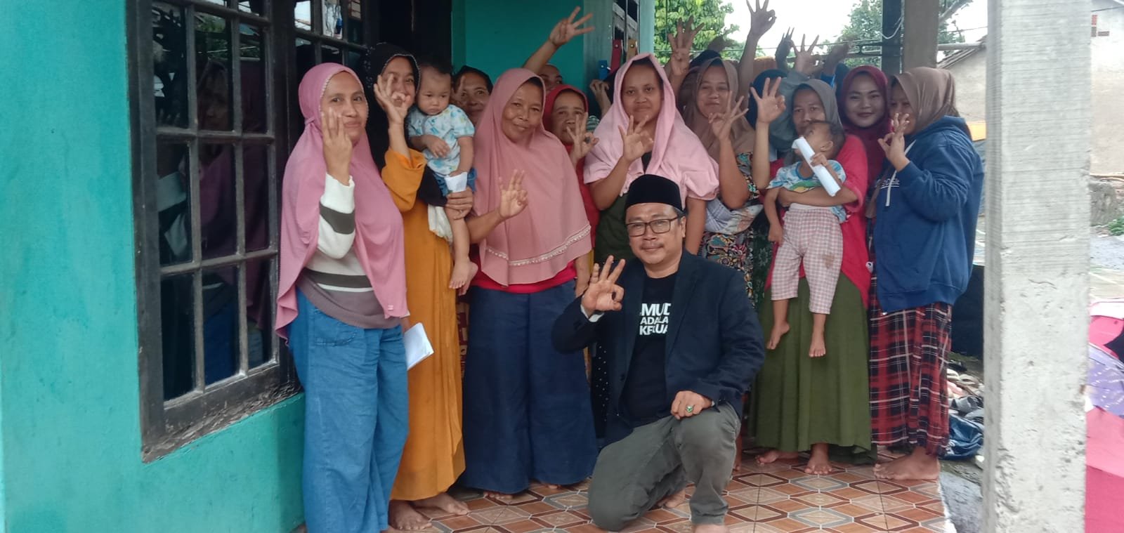 Lukmanul Hakim Caleg DPRD Berikan Sosialisasi Pemilu dan Tebus Minyak Murah Kepada Masyakarat Desa Sukamakmur