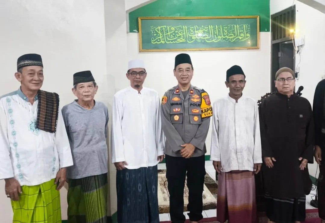 Pastikan Keamanan, Kapolsek Sukaraja dan Bhabinkamtibmas Cilebut Barat Laksanakan Sholat Tarawih Berjamaah