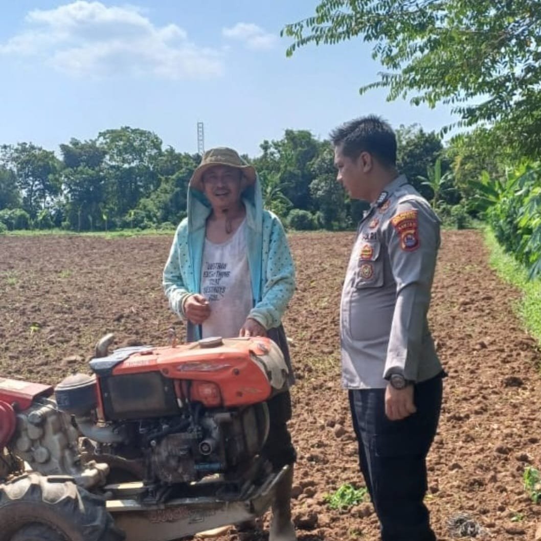 Bhabinkamtibmas Polsek Serang Polresta Serkot Bantu Petani Gemburkan Lahan Pertanian