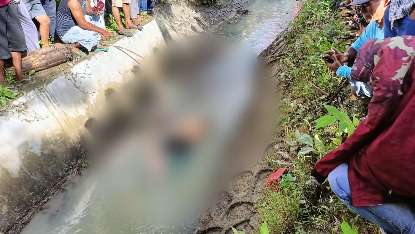 Reaksi Cepat Personel Polres Simalungun Beraksi, Bantu Evakuasi Korban Kecelakaan di Saluran Irigasi