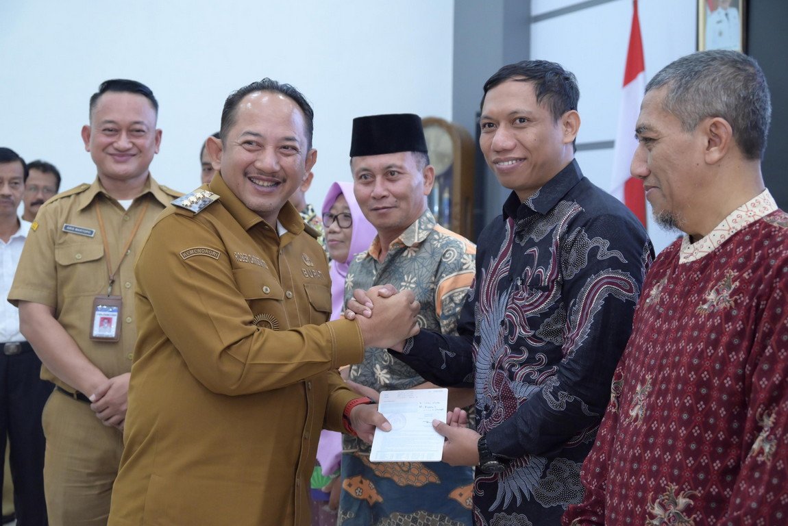 Pemerintah Karanganyar Salurkan Dana Hibah dan Gelar Diklat Kompetensi Pengurus Koperasi untuk Perkuat Ekonomi