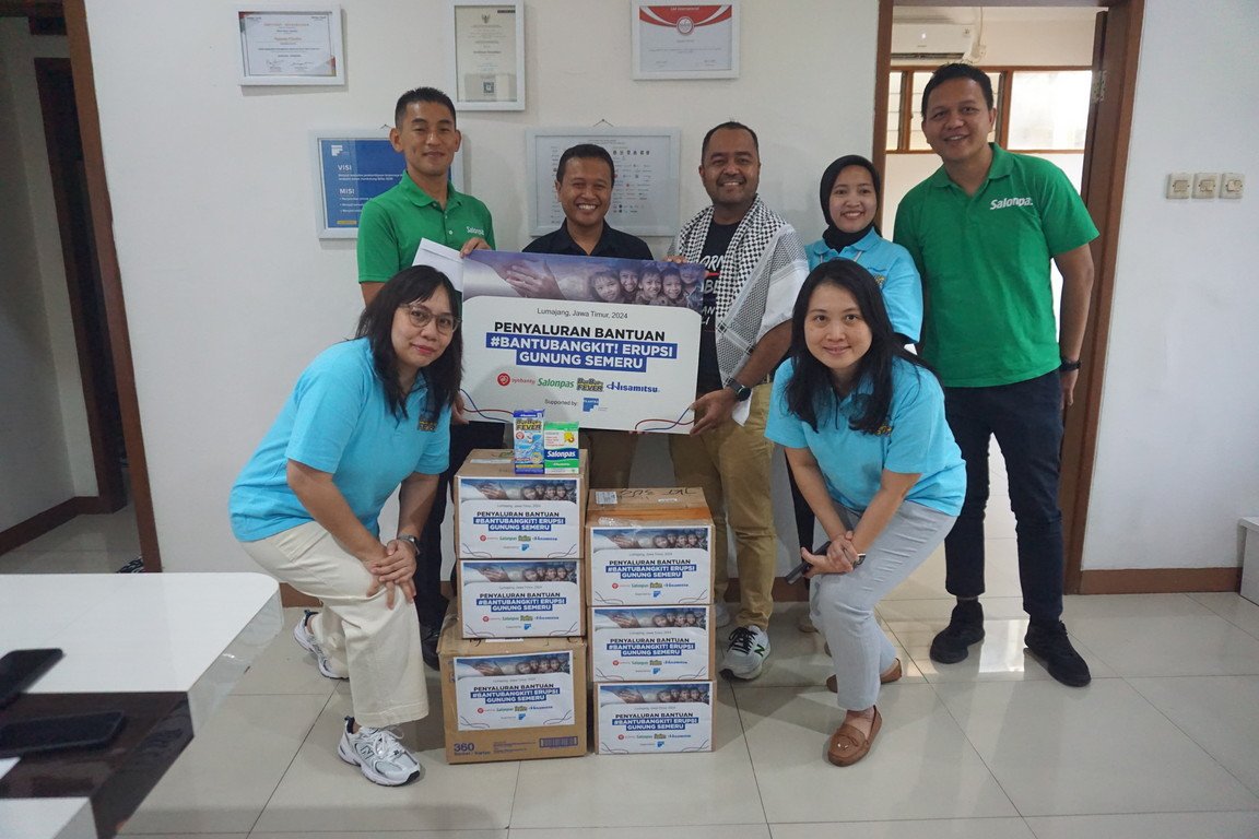 Bersama #BrandPeduli Salonpas dan ByeBye-FEVER, Ayobantu Dorong Pemulihan Korban Erupsi Gunung Semeru