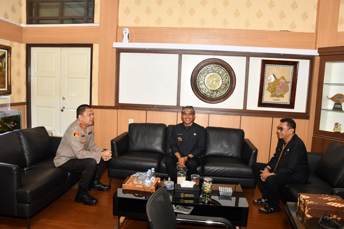 Kapolres Karanganyar Jalin Silaturahmi dan Tingkatkan Soliditas, Laksanakan Kunjungan Kerja ke Forkopimda