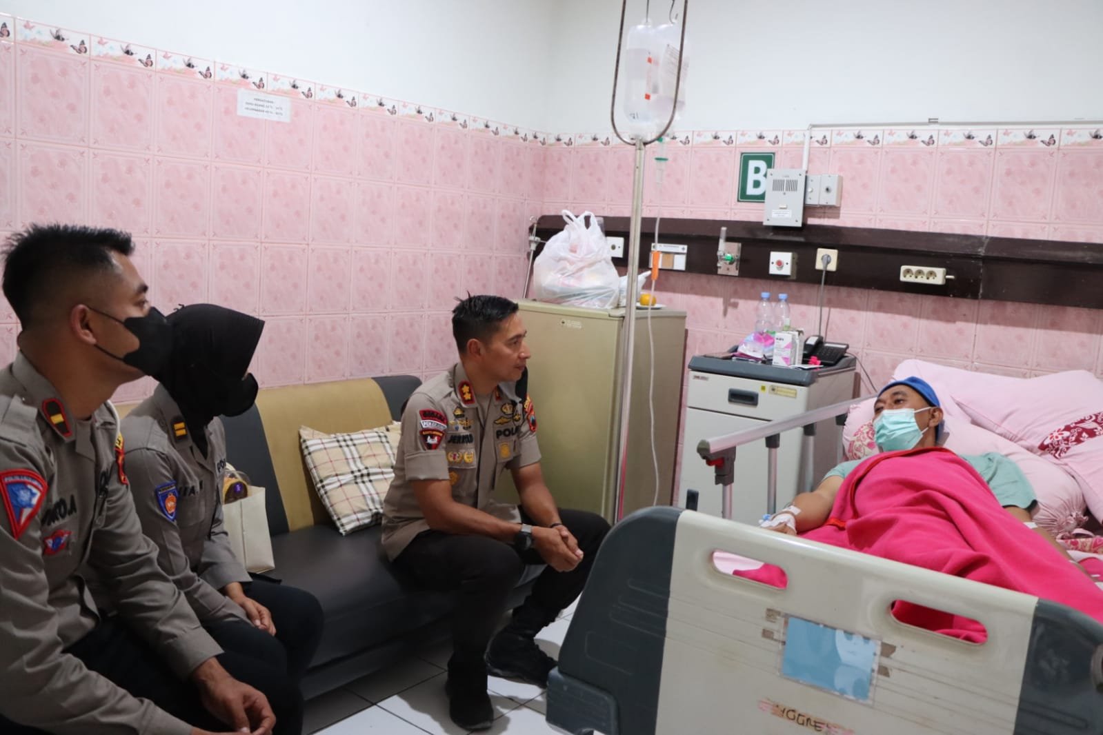 Bentuk Wujud Kepedulian Kapolres Karanganyar Jenguk Anggota yang Sedang Menderita Sakit