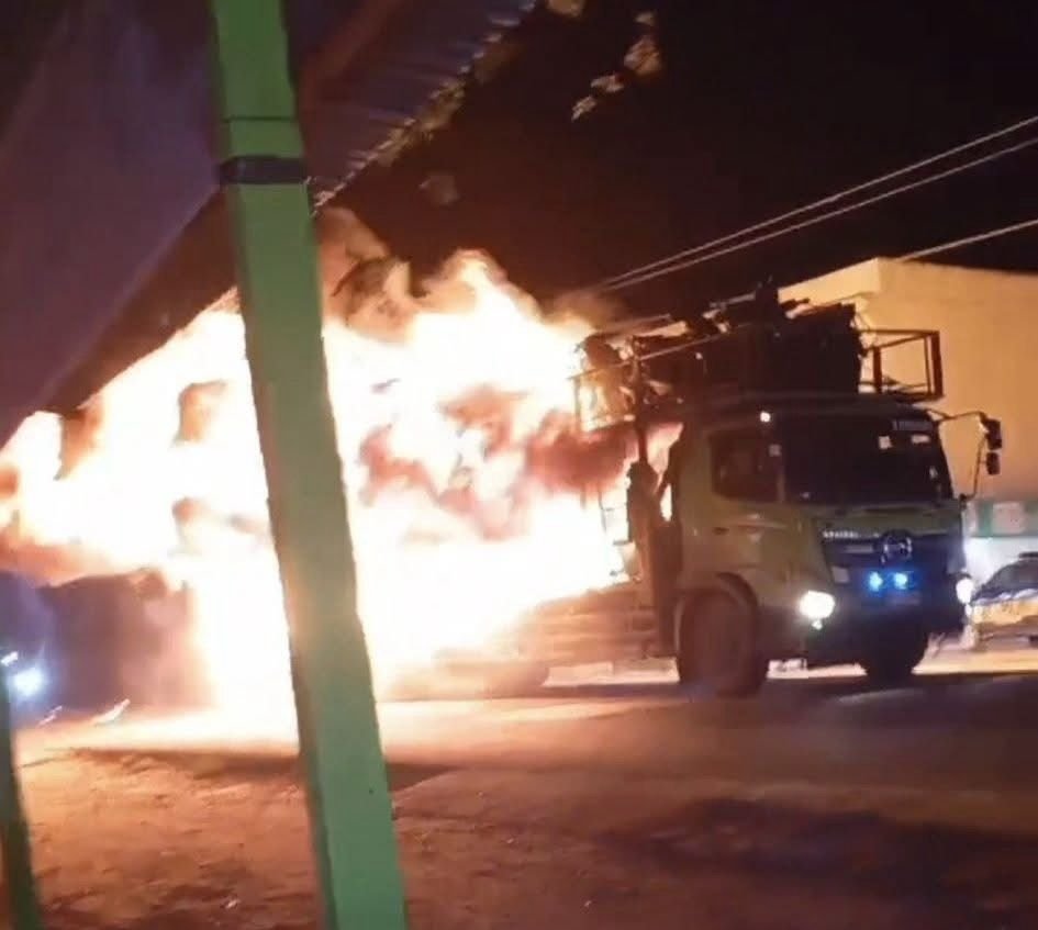 Sebuah Truck Bermuatan Sepeda Motor di Jalinsum Sumut Hangus Terbakar