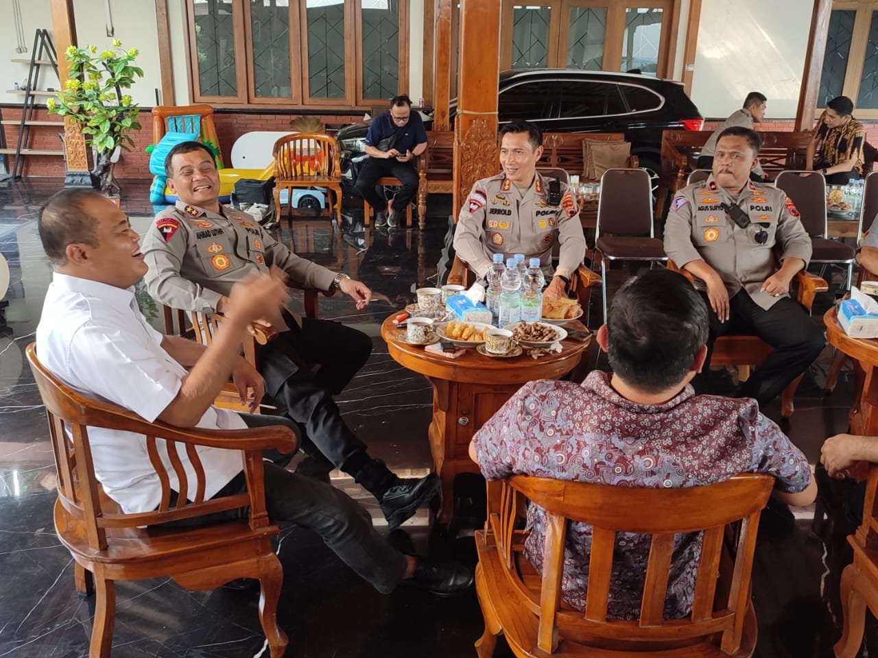 Kapolda Jateng Silaturahmi ke Kediaman Mantan Bupati Karanganyar Juliyatmono