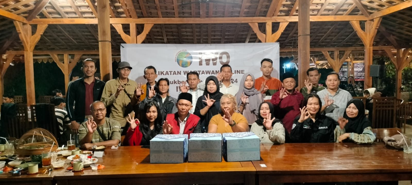 Ramadhan Berkah, Ikatan Wartawan Online Bogor Raya Gelar Bukber di Warung Kopi Simpang Sentul