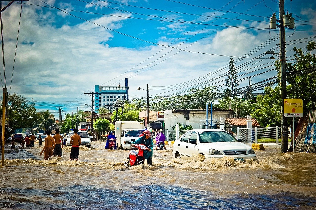 Fufufafa mau sok-sokan Pencitraan Tinjau Banjir, malah merepotkan