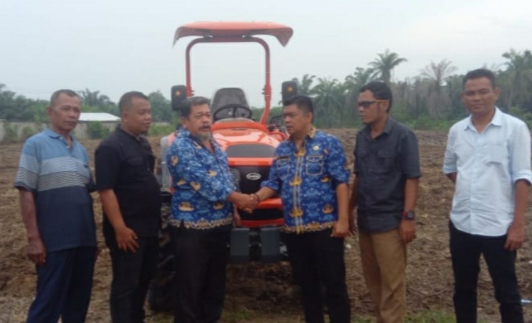 Dinas Pertanian Labuhanbatu Serahkan Bantuan Tracktor Kepada TMI