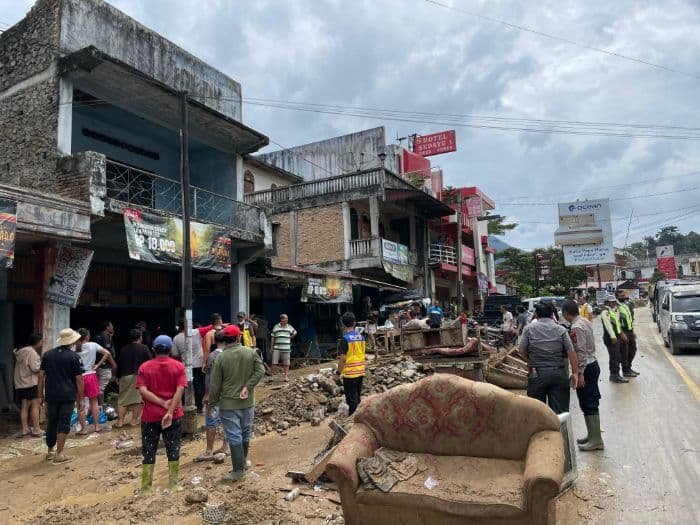 Banjir Bandang di Parapat, Polres Simalungun dan Pemkab Evakuasi Material Longsor