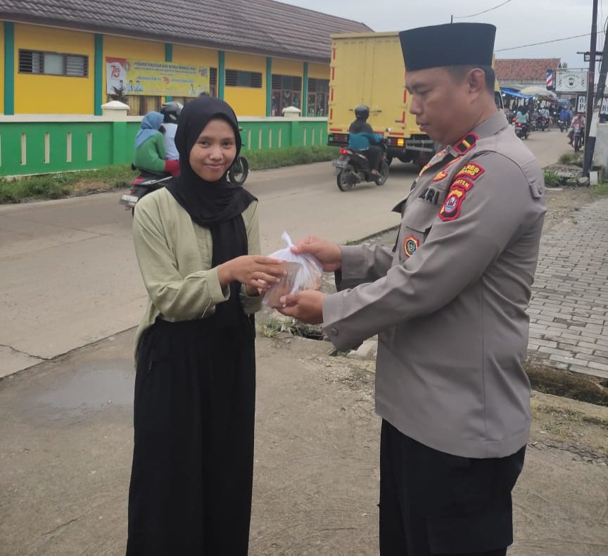 Bakti Sosial Personel Polsek Jawilan Polres Serang Berbagi Takjil Kepada Warga Jawilan