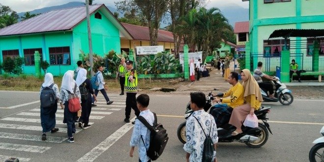 Personel Polsek Badar Berikan Pengamanan Strong Point di Depan SMP N 1 Badar