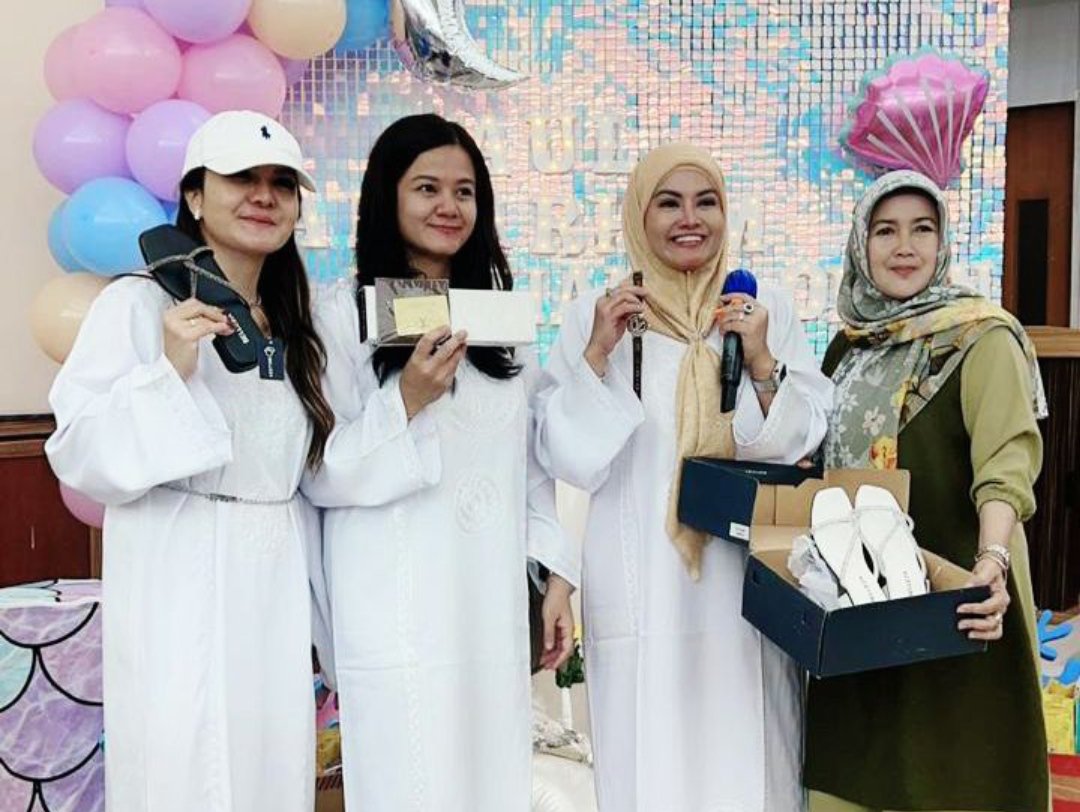 Kartika Oman Ikuti Pesan Almarhum Papa Agar Berbagi Kepada Para Anak Yatim