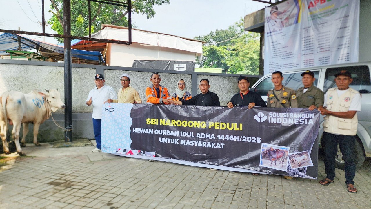 Solusi Bangun Indonesia Pabrik Narogong Berbagi 27 Hewan Kurban Jelang Iduladha 1446 H untuk Warga Sekitar
