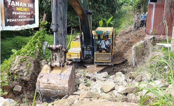 Satpol PP Ratakan Lahan Kuburan Mr X