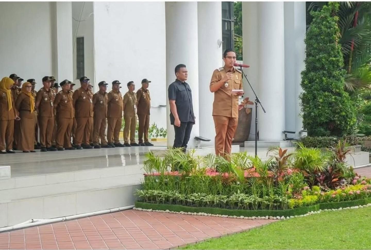 Walikota Terpilih Rico Tri Putra Bayu Wass Memimpin Apel di Balaikota Medan