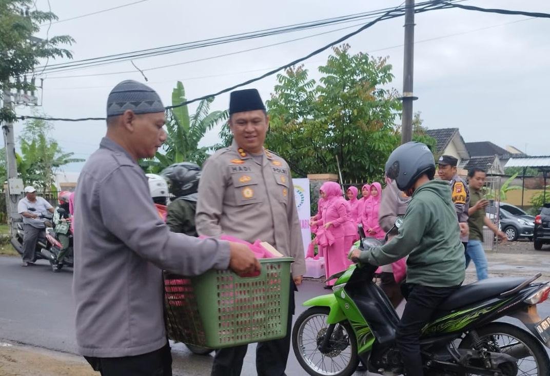 Polri Untuk Masyarakat, Kapolres Karanganyar Bagikan Takjil kepada Pengendara di Depan Mapolsek Jaten