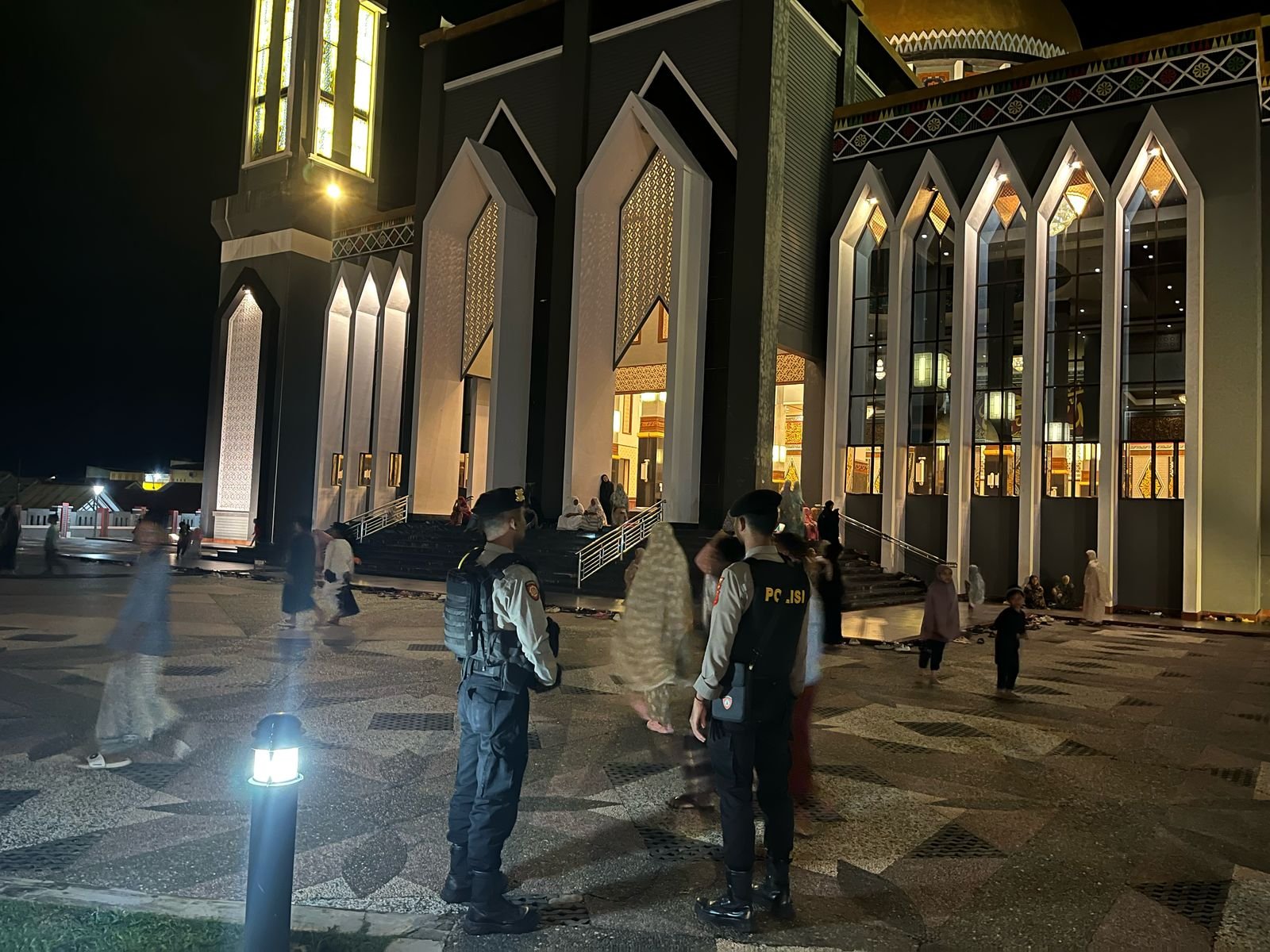 Sat Samapta Polres Aceh Tenggara Lakukan Pengamanan di Masjid Agung At-Taqwa Saat Salat Tarawih