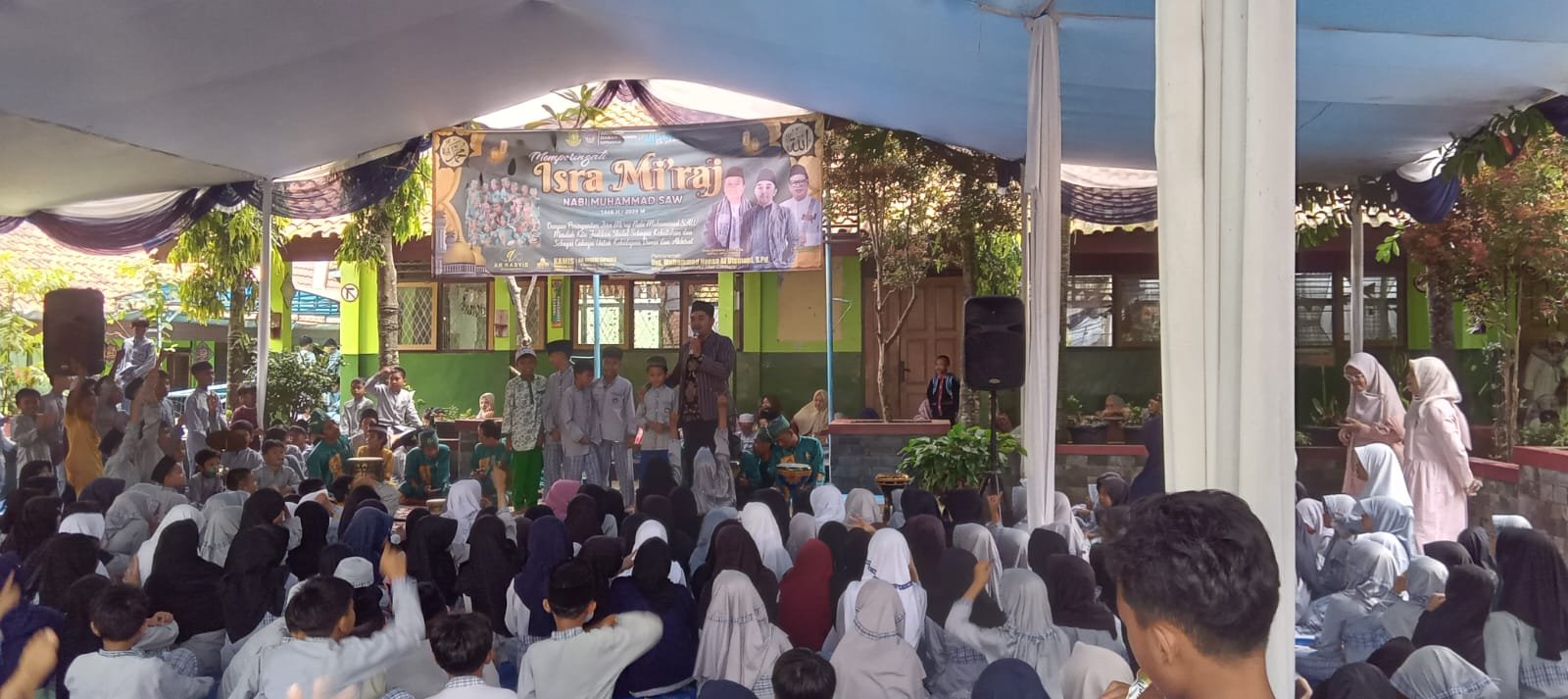 Cahaya Kehidupan Dunia dan Akhirat Dalam Tema Memperingati Isra Mi'raj SD Negri Cipanas Kota Sukabumi