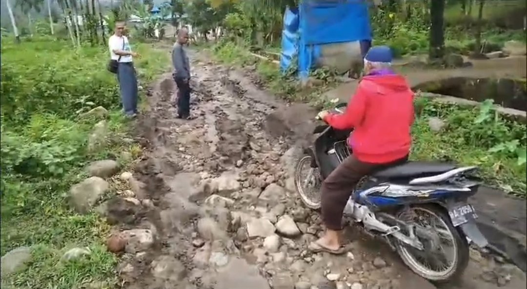 Belum Pernah Tersentuh Pemerintah, Warga Keluhkan Jalan Loh Yang Sudah Lama Rusak Parah