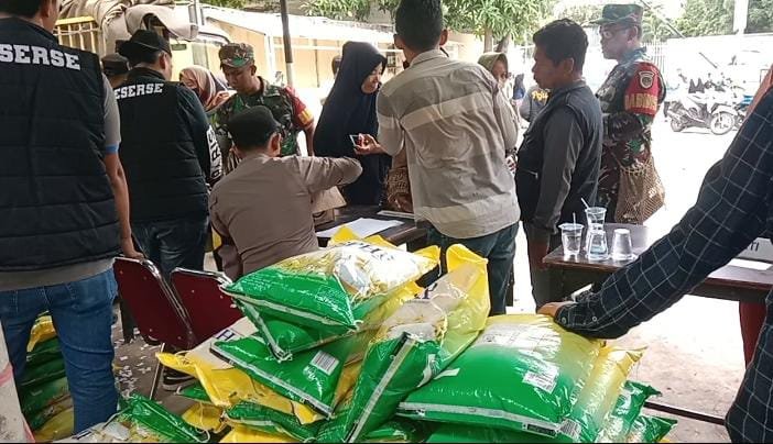 Warga Antusias, Tim Satgas Pangan Polres Serang Gelar Pasar Beras Murah di Mapolsek Jawilan