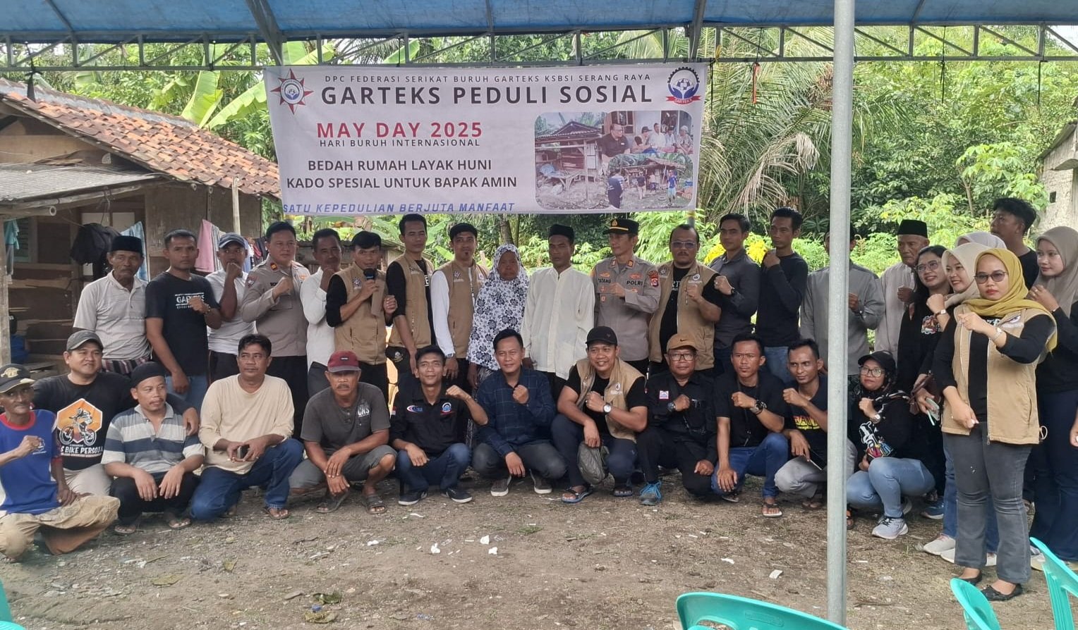 Kapolsek Cikande Bersama Ketua DPC Garteks KSBSI Serang Raya Lakukan Peletakan Batu Pertama Bedah Rumah Warga