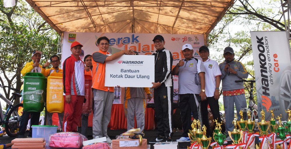 Dukung Pemerintah Daerah, Hankook Tire Donasikan Tong Daur Ulang di Cikarang Pusat