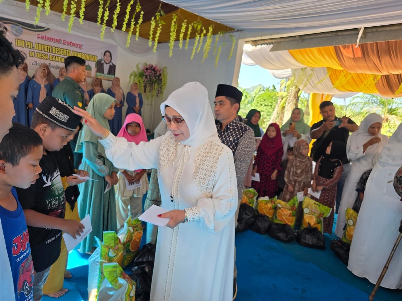 Plt. Bupati Labuhanbatu Berikan Santunan Kepada 17 Anak Yatim di Desa Bandar Kumbul
