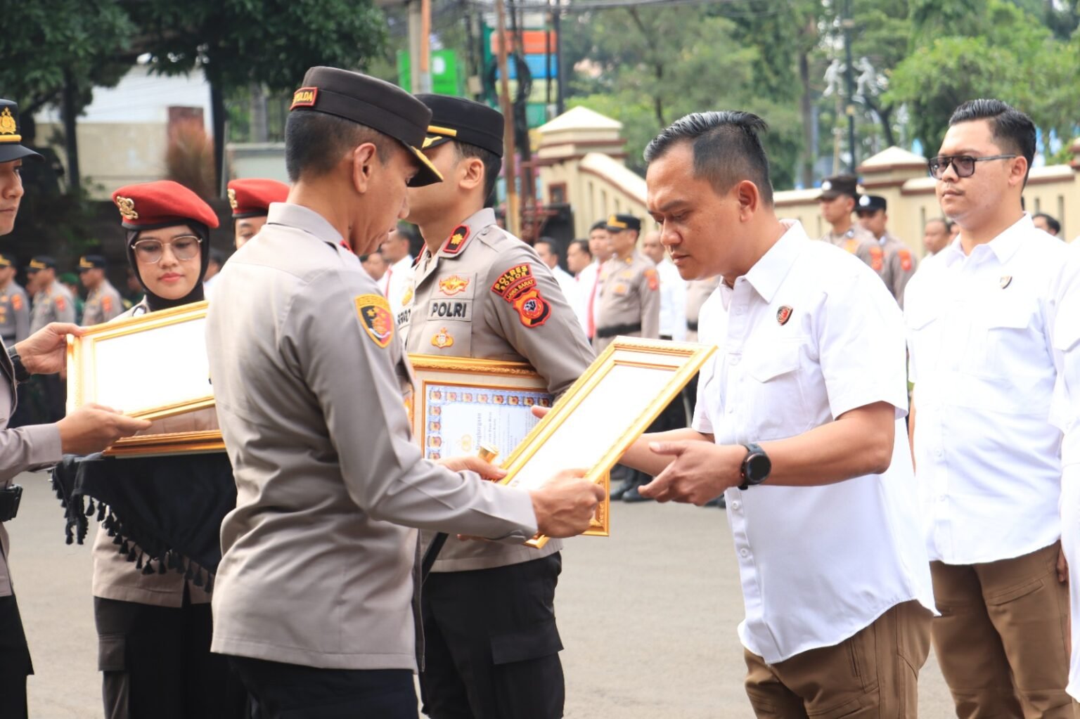 Kapolda Jabar Beri Penghargaan Kepada Personel Polres Bogor dan Polresta Bogor Kota Berprestasi