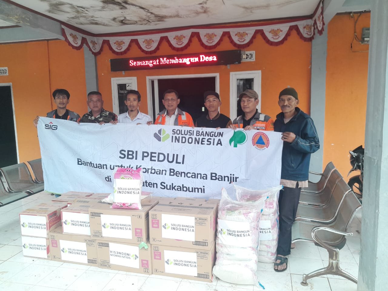 PT.SBI Pabrik Narogong Bogor Salurkan Bantuan untuk Korban Banjir Bandang di Sukabumi