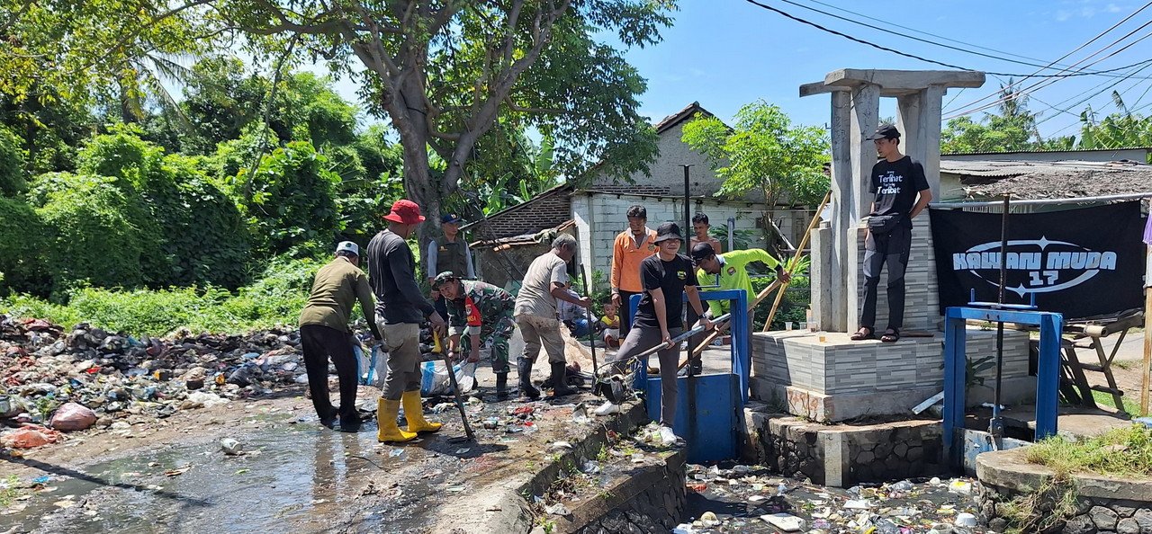 Camat Teluknaga Polsek Teluknaga dan Koramil 01/Teluknaga Satukan Kekuatan Gelar Gotong Royong