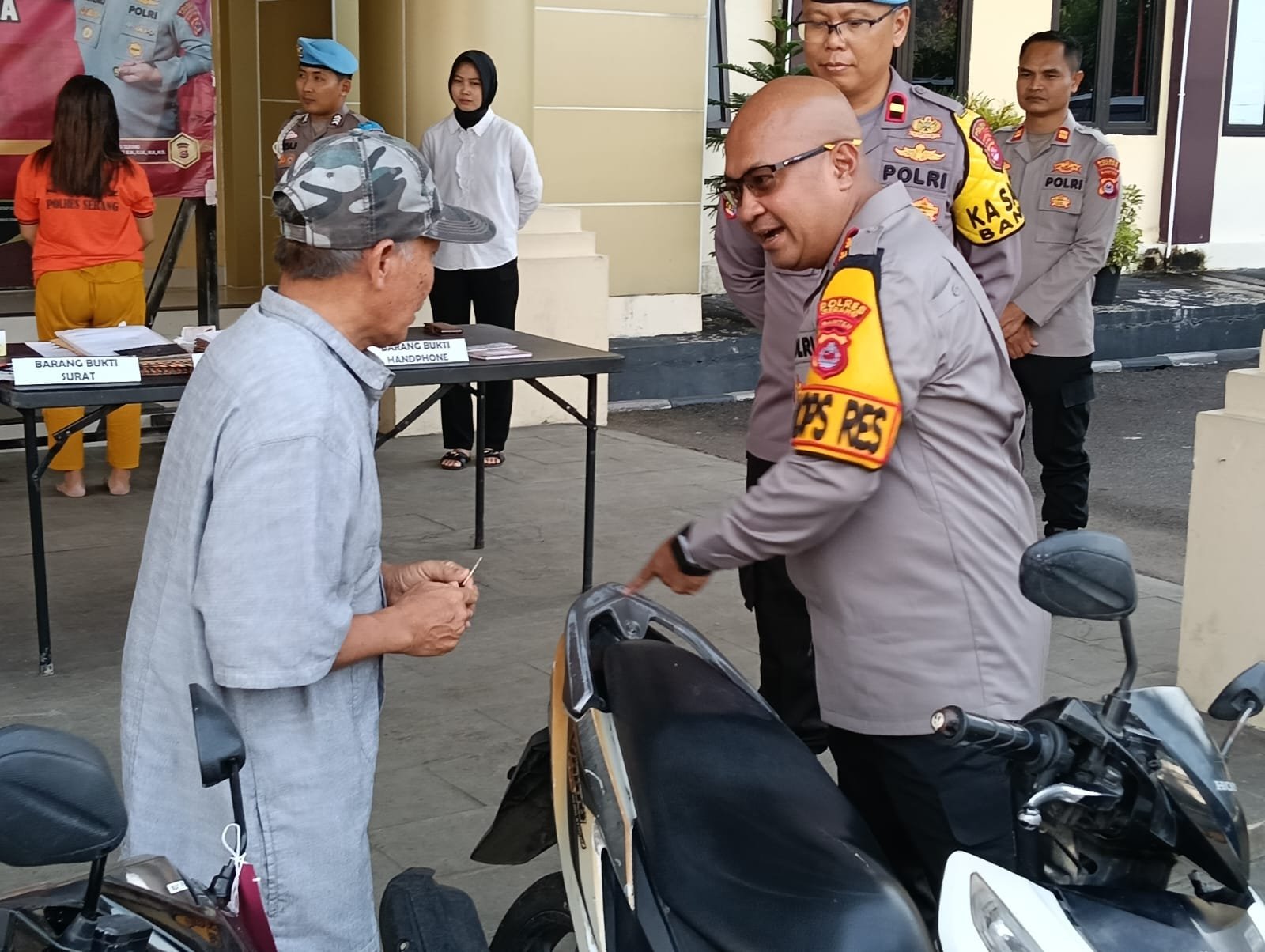 Kapolres Serang Kembalikan Motor yang Dicuri Badut Pada Pemiliknya