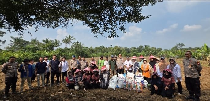 Dorong Program Ketahanan Pangan, Kapolres Serang Bantu Kelompok Tani Bibit Jagung dan Pupuk di Tunjung Teja