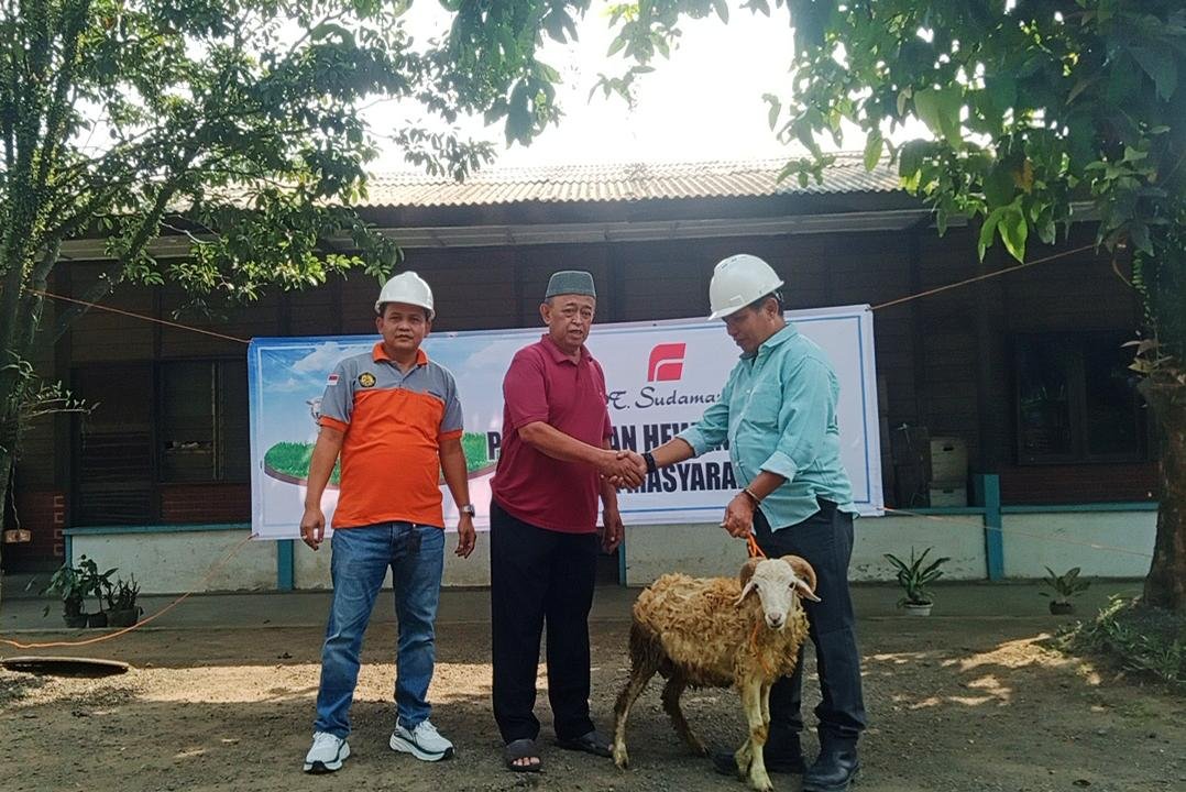 Bentuk Kepedulian Kepada Warga, PT Sudamanik Berikan Hewan Kurban Idul Adha