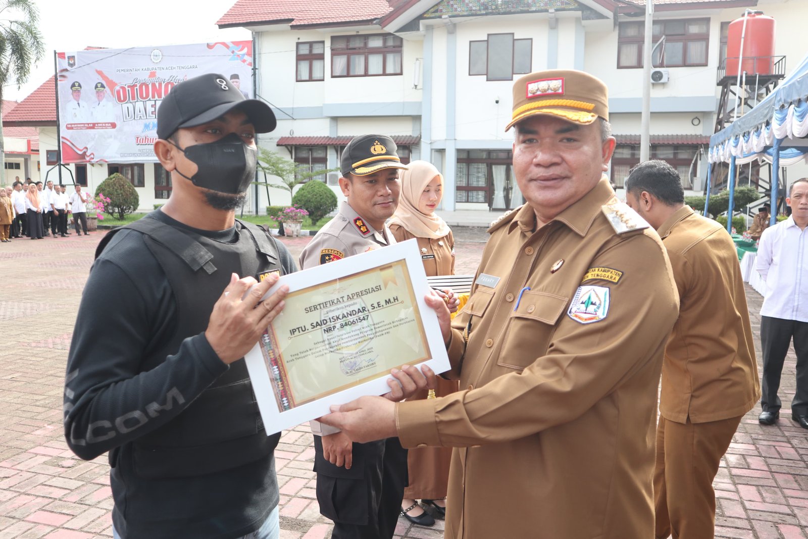 Apel Pagi Gabungan OPD, Kapolres Aceh Tenggara Terima Penghargaan atas Prestasi dalam Pemberantasan Narkotika