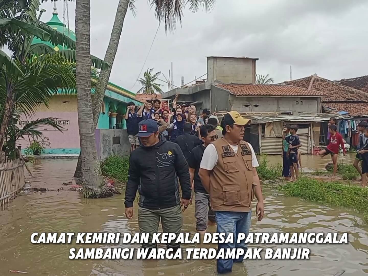 Camat Kemiri dan Kepala Desa Patramanggala Tinjau Warga Terdampak Banjir