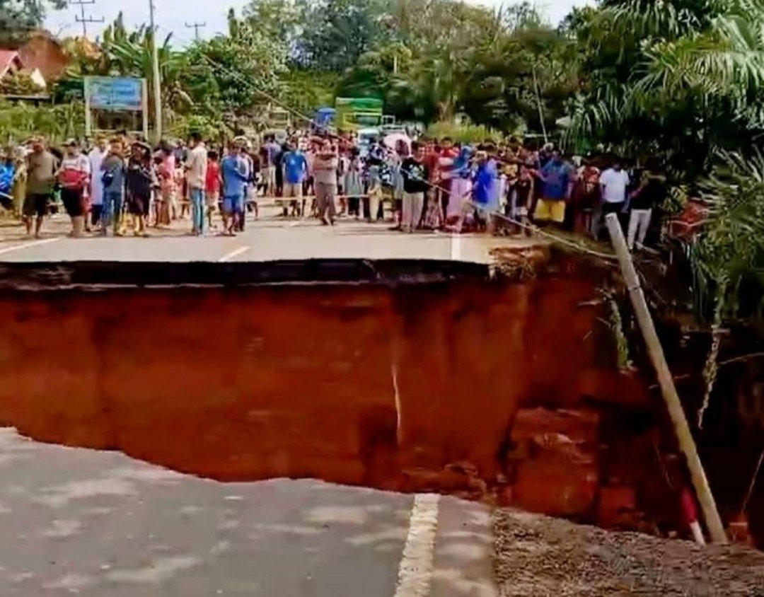 Jalinsum Jambi-Sumbar Putus Total, Pengendara Dialihkan ke Jalur Alternatif
