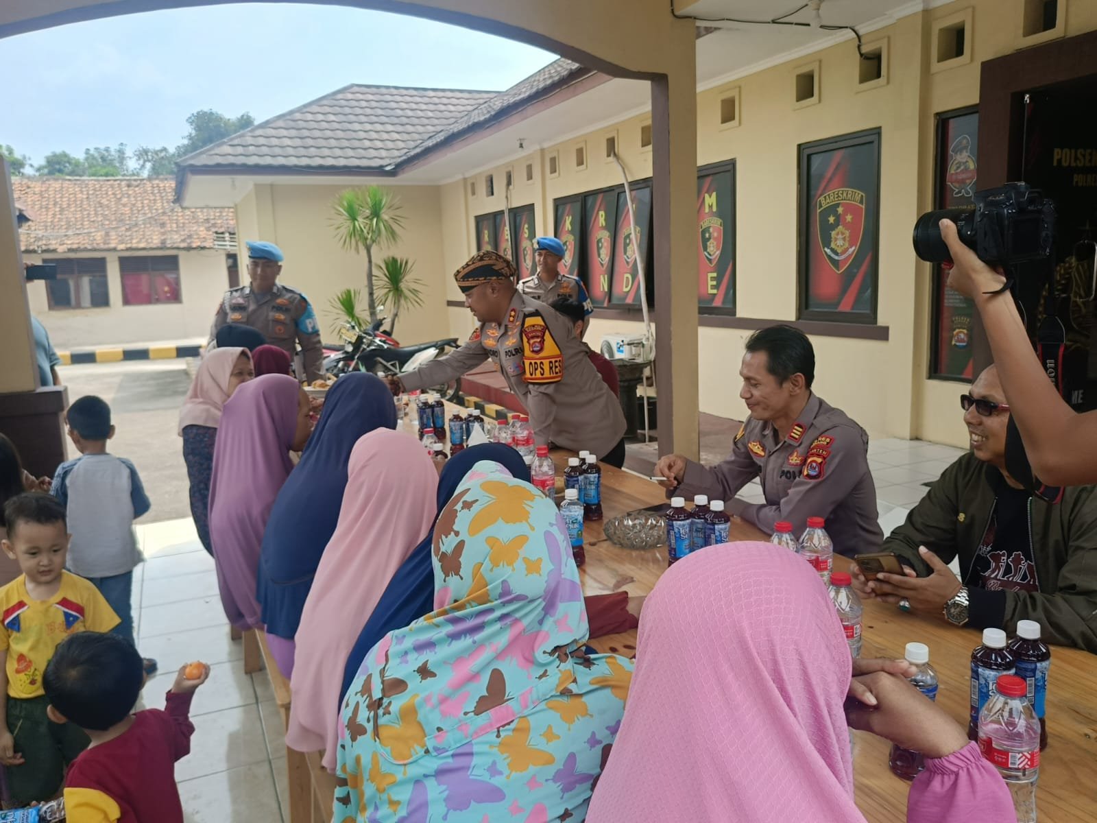 Gelar Silaturahmi, Kapolres Serang Sampaikan Pesan Kamtibmas Pada Emak-emak Warga Desa Parigi