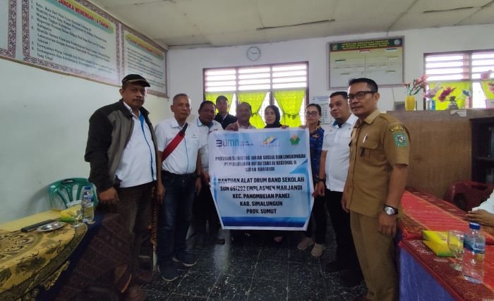 PTPN IV Kebun Marjandi Serahkan Bantuan Alat Drumband ke SDN 091292 Simpang Raya