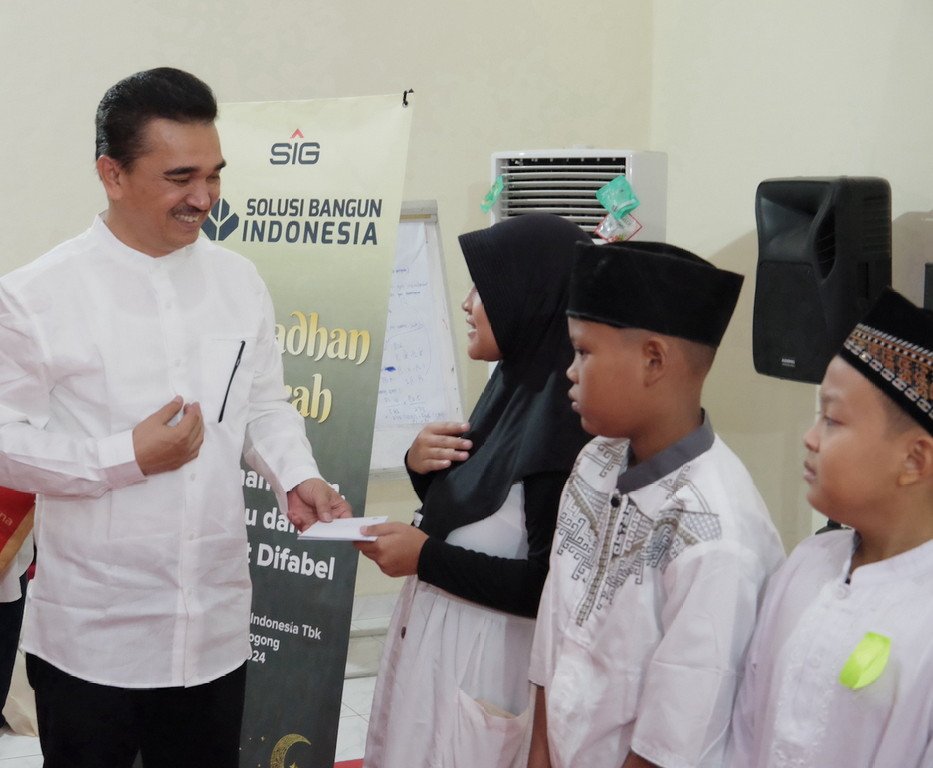 Solusi Bangun Indonesia Pabrik Narogong Bagikan Santunan untuk Sahabat Difabel dan Anak Yatim
