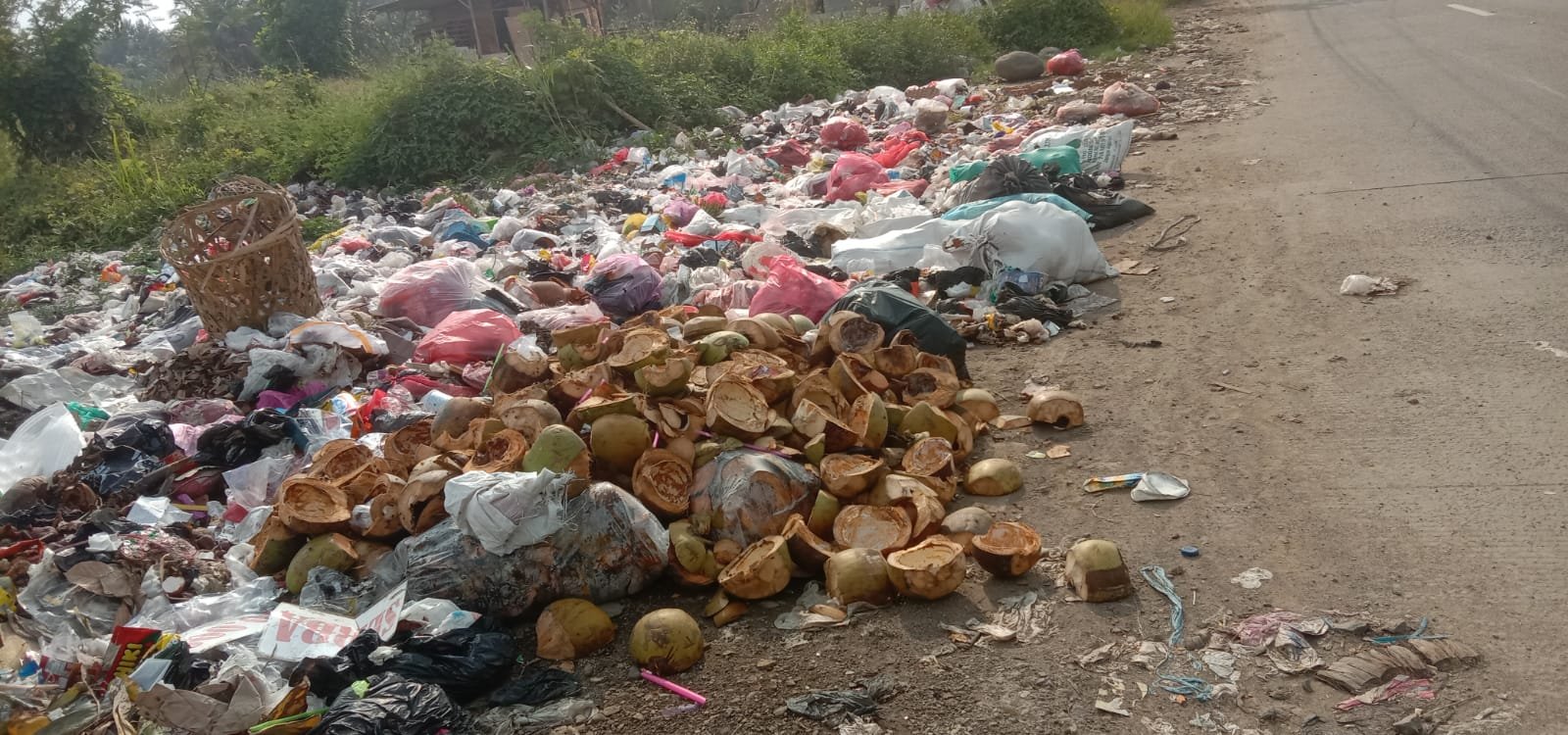Sampah Dibiarkan menumpuk di depan Area Pemakaman umum Kepala UPTD 2 Balaraja Diam Membis