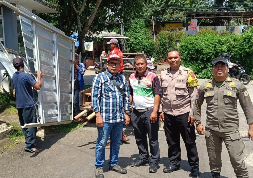 Bhabinkamtibmas Desa Sukaraja Lakukan Pendampingan Penertiban PKL di Fasum Perum Griya Soka