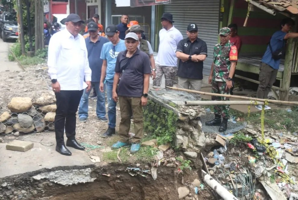 Bupati Bogor Rudy Susmanto Tinjau Langsung Lokasi Jembatan Cipicung yang Ambruk, Bangun Jembatan Sementara