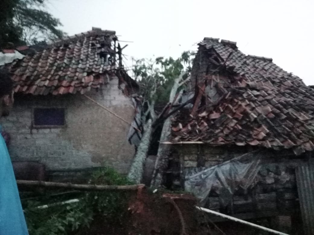 Rumah Warga di Kiarapedes Tertimpa Pohon Tumbang, Kerugian Capai Puluhan Juta Rupiah