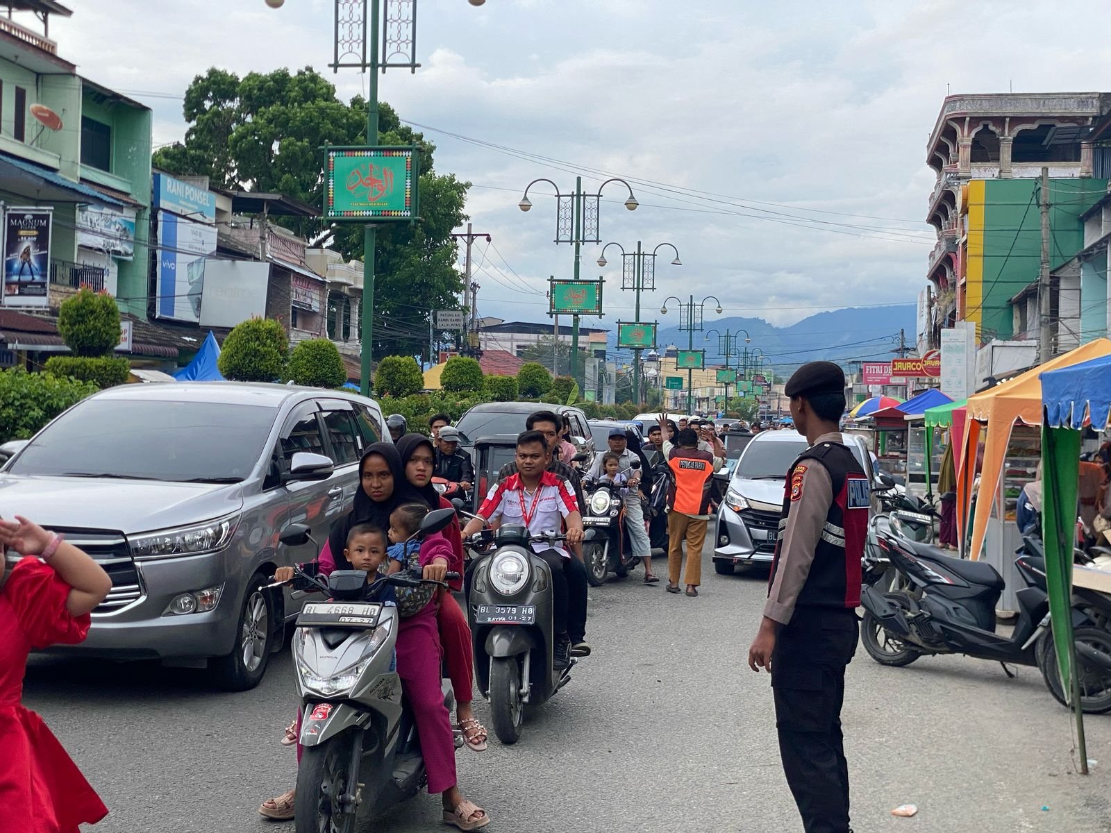 Personel Polres Aceh Tenggara Atur Lalu Lintas Disetiap Persimpangan Kota Jelang Berbuka Puasa