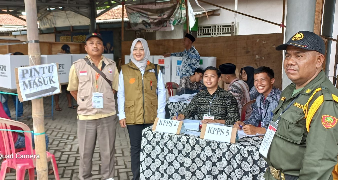 Sukseskan Pemilu, Lurah Bunder Hj Ine Susilawati Monitoring Ke TPS
