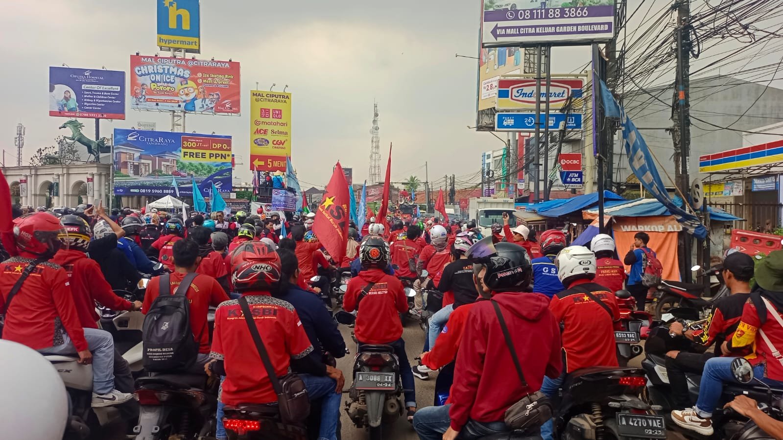 Buruh KASBI Bersama Aliansi Serikat Pekerja Turun Ke Jalan Tuntut Upah UMK 2024