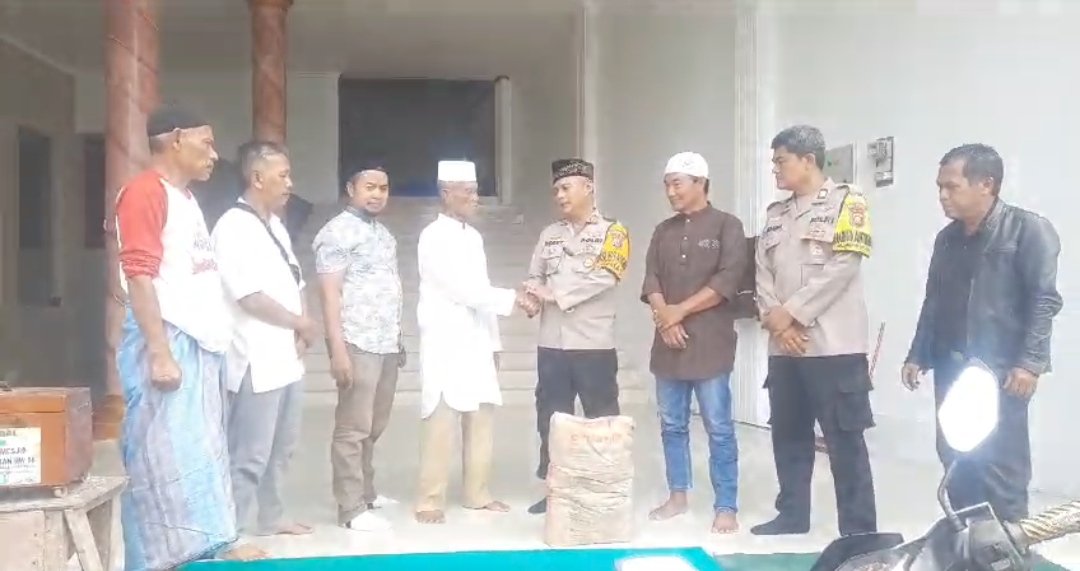 Giat Jum'at Berkah Bhabinkamtibmas Kelurahan Sindang Barang Serahkan Bantuan Kepada Masjid Baiturrahman