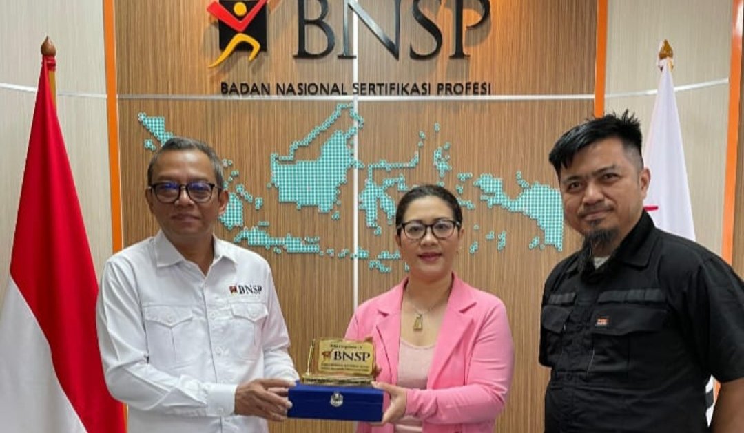 LSP Binatu Indonesia Terima Sertifikat Lisensi dan Plakat Dari BNSP
